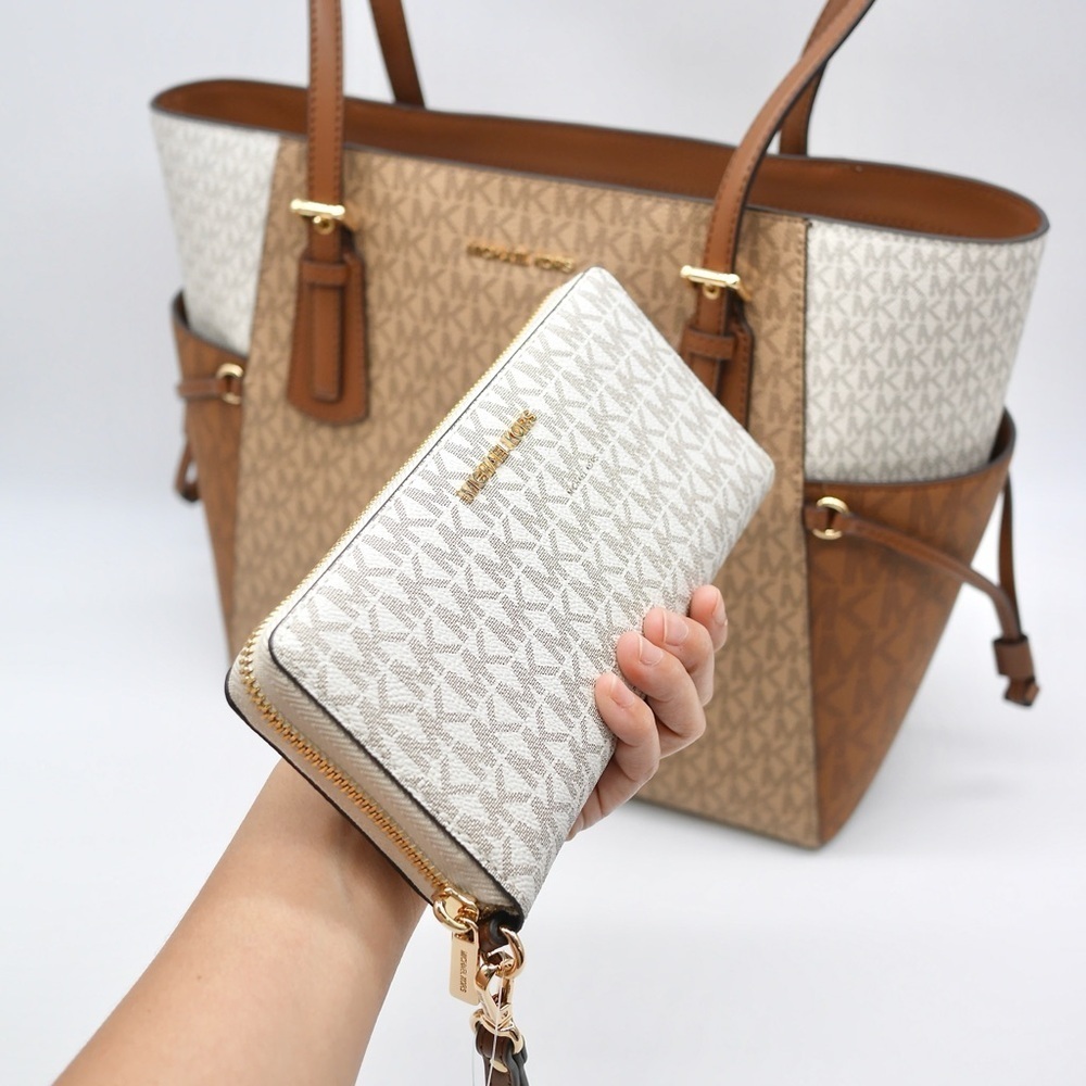 🍓NWT Michael Kors Voyager Set - Picture 4 of 9
